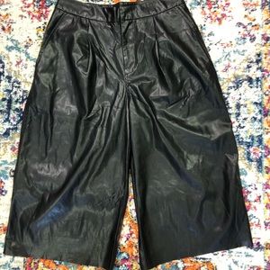 Blank NYC PLEATHER gauchos capris 27